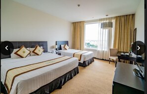 Tremannsrom, flere senger, byutsikt | Oppholdsrom | Flatskjerm-TV