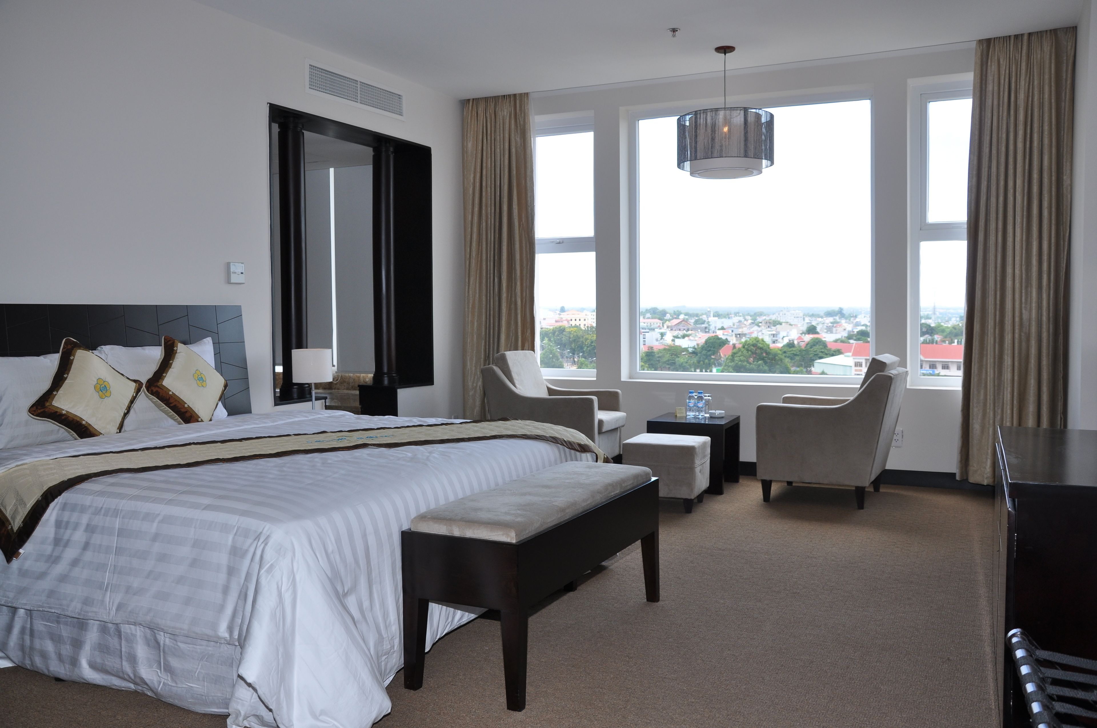 Premier Suite, 1 King Bed, City View | Minibar, in-room safe, desk, free WiFi