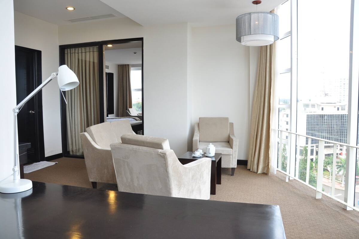 Suite « Premier », 1 très grand lit, vue ville | Minibar, coffres-forts dans les chambres, bureau, Wi-Fi gratuit