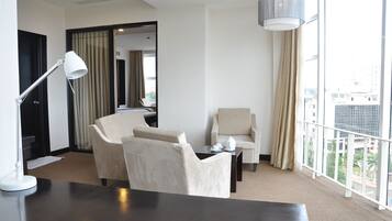 Premier suite, 1 kingsize bed, uitzicht op stad | Een minibar, een kluis op de kamer, een bureau, gratis wifi