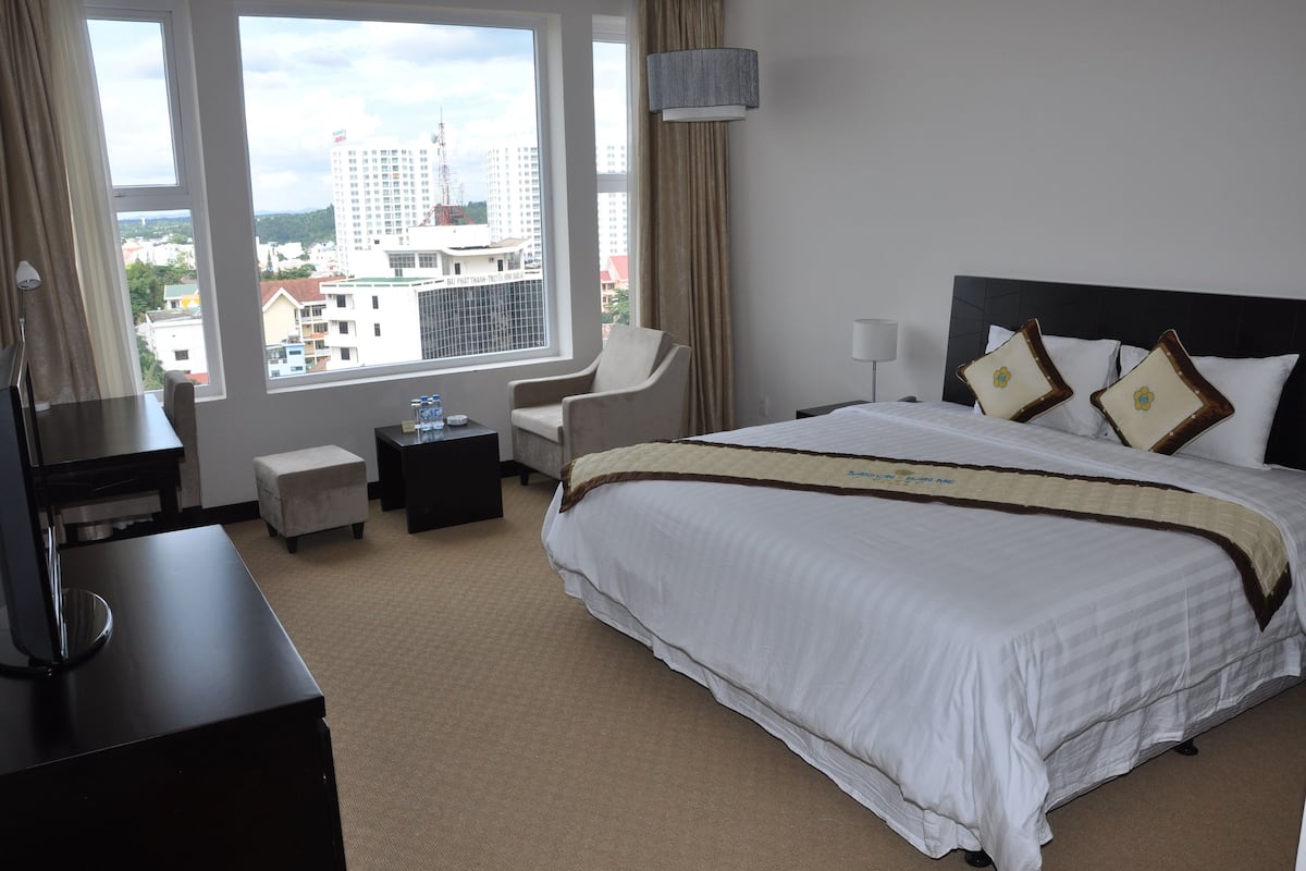 Chambre Double Deluxe, 1 très grand lit, vue ville | Minibar, coffres-forts dans les chambres, bureau, Wi-Fi gratuit