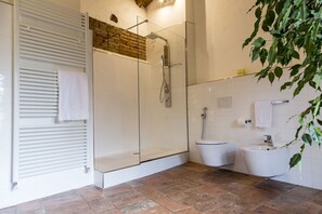 Double or Twin Room (Canapiglia) | Bathroom | Free toiletries, hair dryer, bidet, towels - La Locanda di Sant'Anna (Truccazzano)