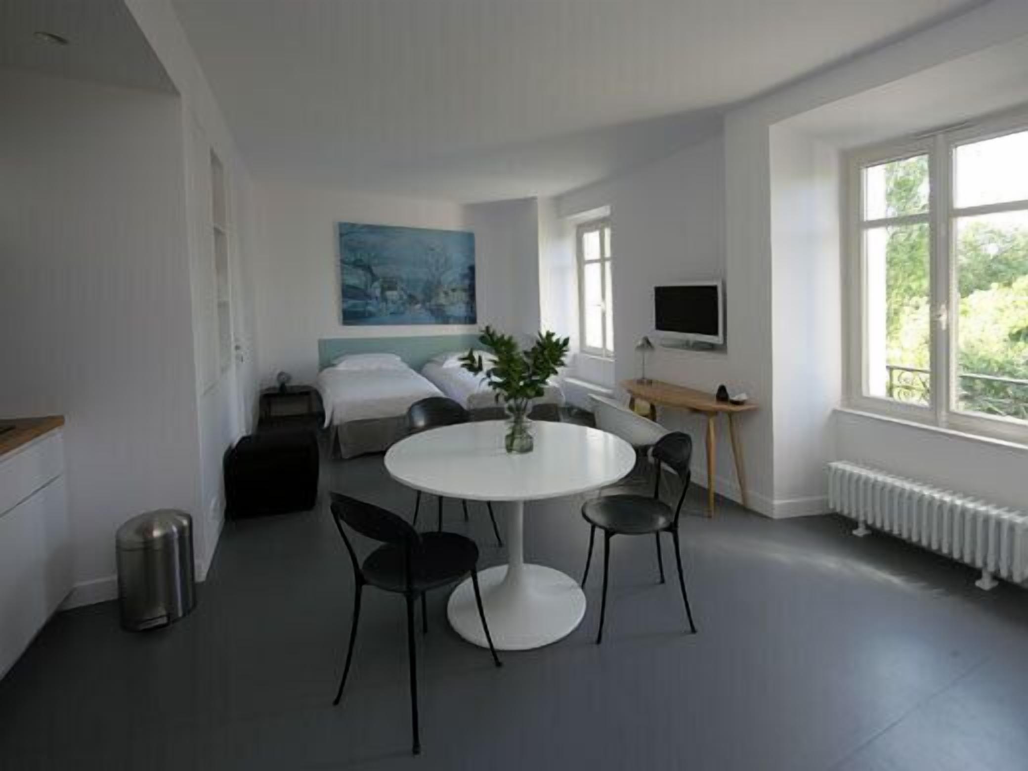 studio (nicole) | living room | flat-screen tv