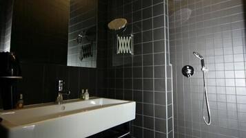Apartment, 1 Bedroom (Vincent) | Bathroom | Shower, free toiletries, hair dryer, towels