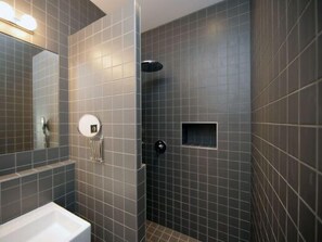 A modern bathroom with a walk-in shower, a sink, and a mirror. - L'Hôtel Particulier (Nancy)