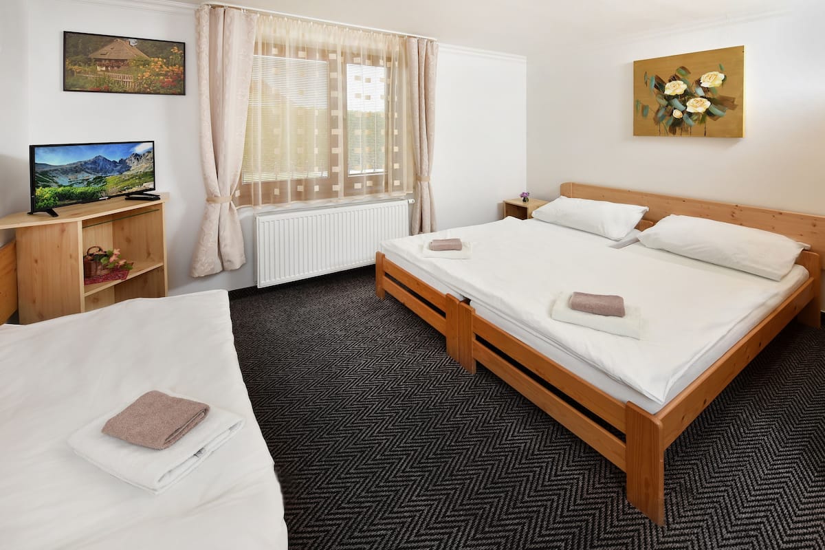 Escritorio, wifi gratis y ropa de cama