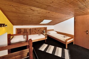Quadruple Room | Desk, free WiFi, bed sheets