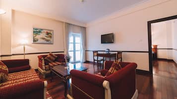 Executive Suite | Living area | Flat-screen TV