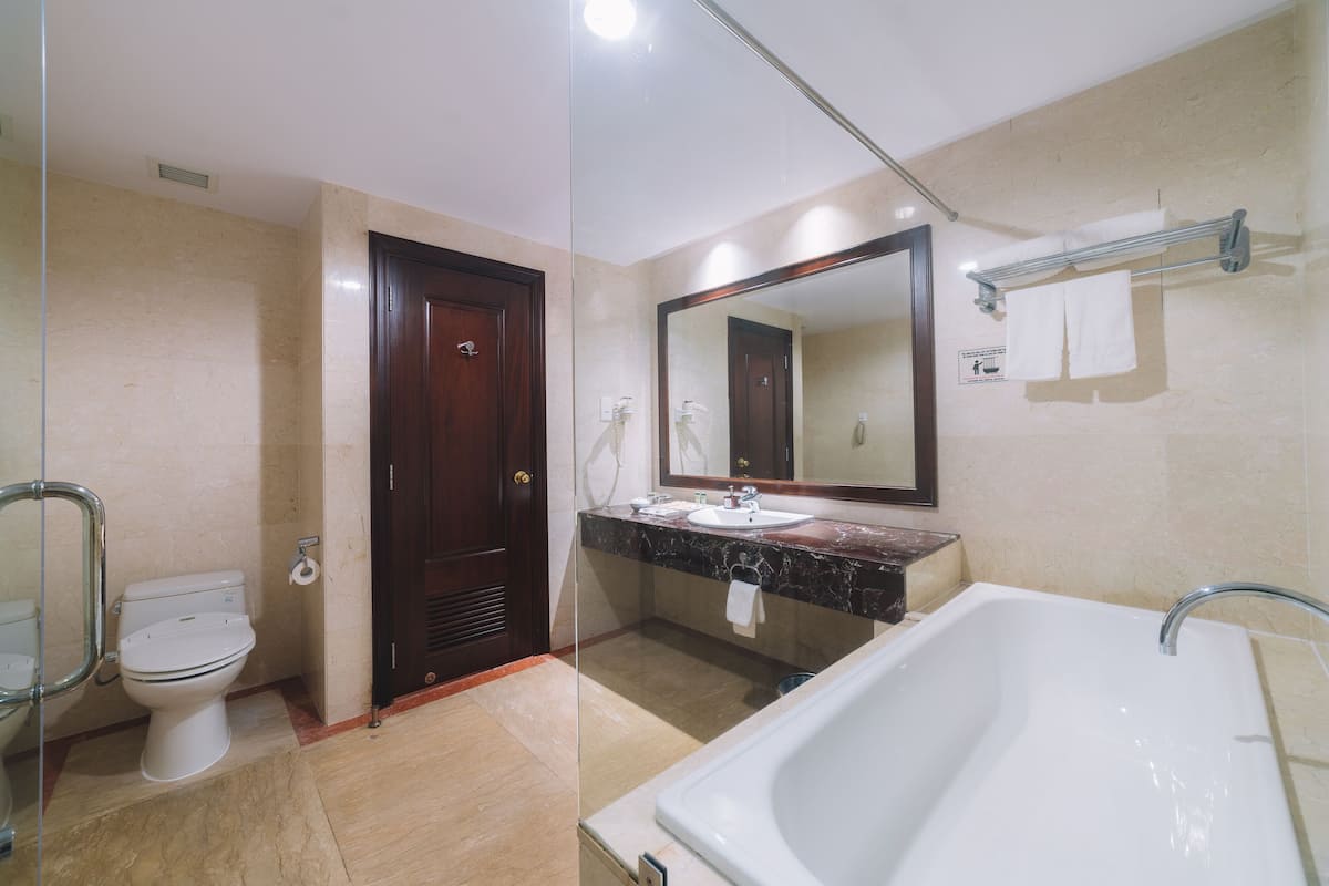 executive suite | bathroom | free toiletries, hair dryer, slippers, towels