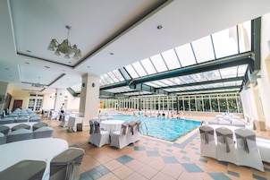 Una piscina techada, sillones reclinables de piscina