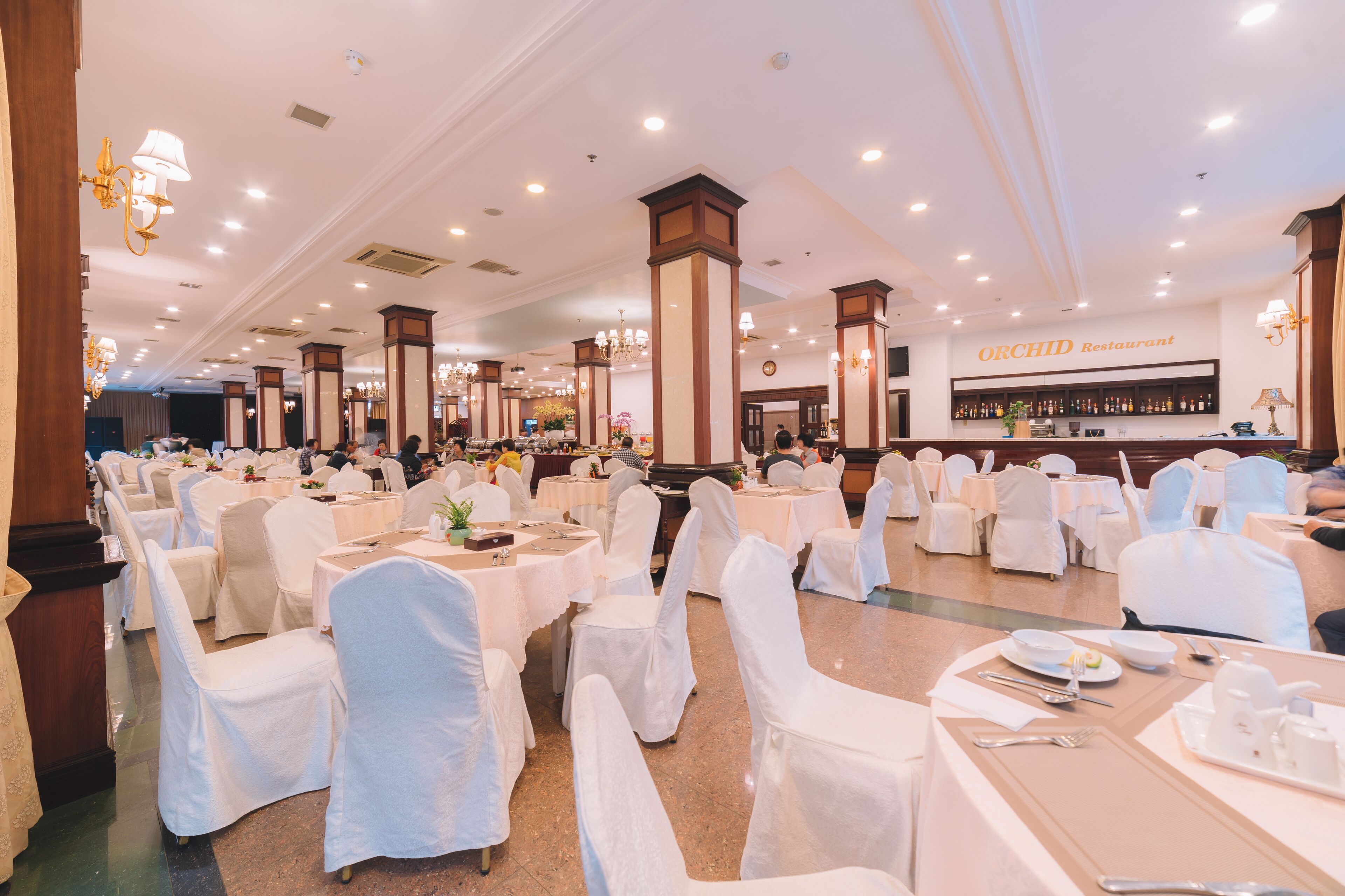 3 restaurants, international cuisine