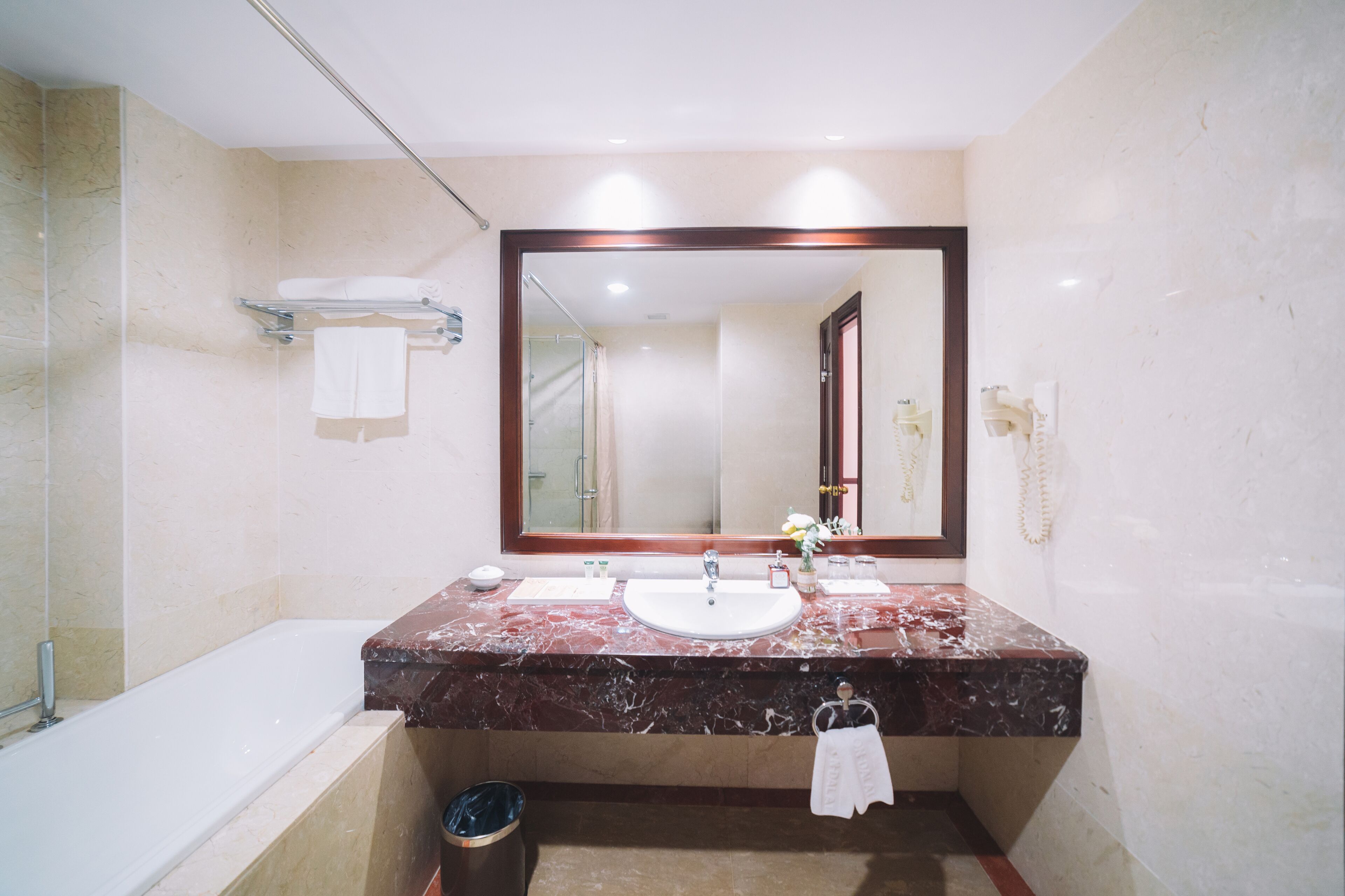junior suite | bathroom | free toiletries, hair dryer, slippers, towels