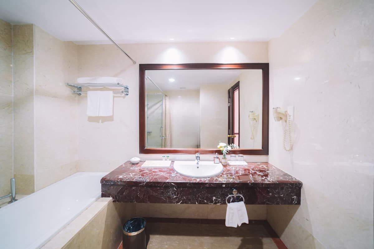 junior suite | bathroom | free toiletries, hair dryer, slippers, towels