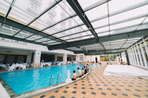 Piscine intérieure, chaises longues