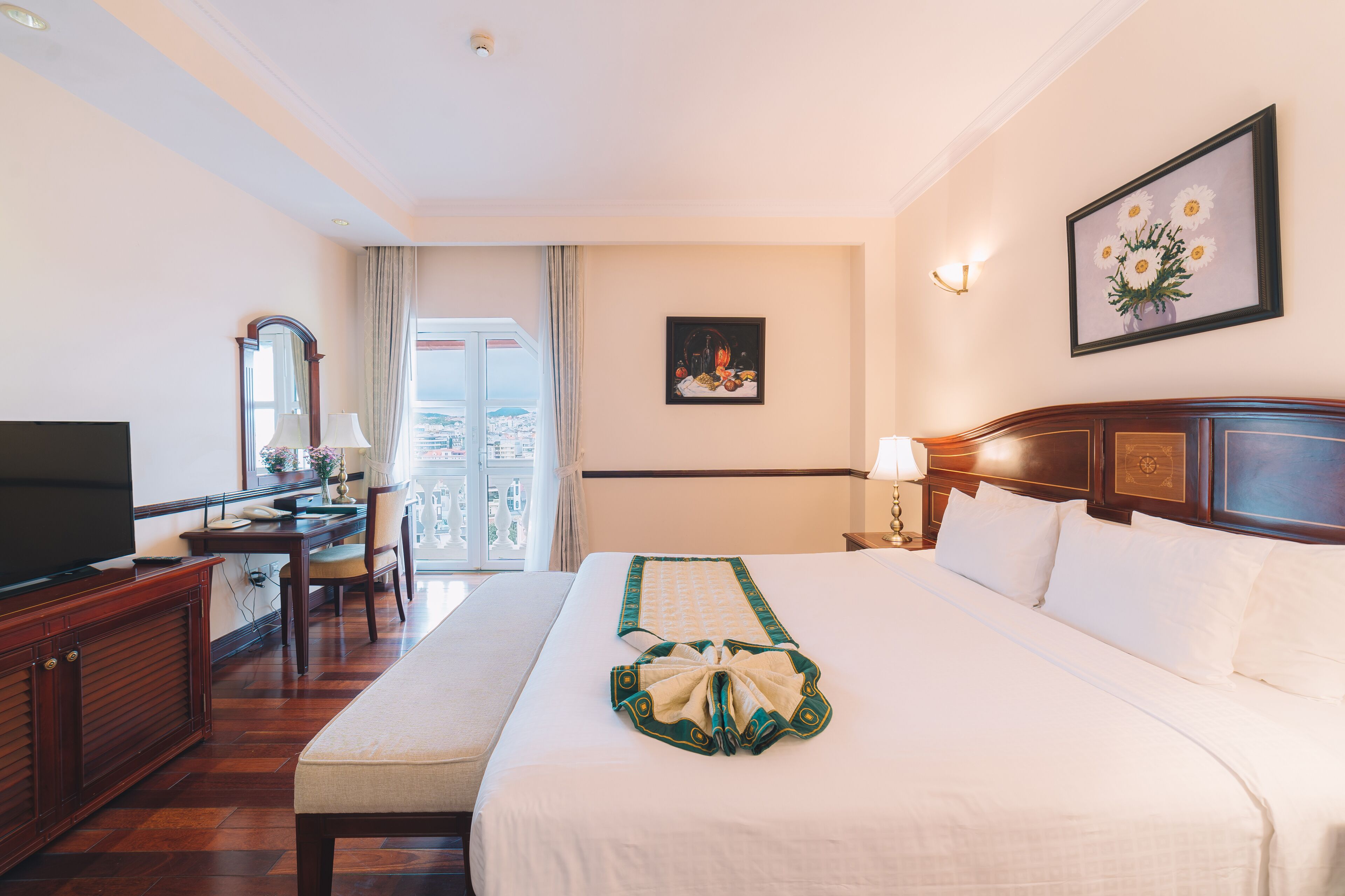 executive suite | 1 bedroom, minibar, in-room safe, desk