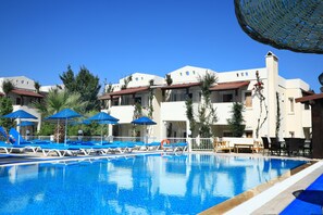 2 ulkouima-allasta, aurinkovarjoja, aurinkotuoleja