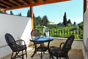 Kolmen hengen standard-huone | 1 makuuhuone, työpöytä, vuodevaatteet