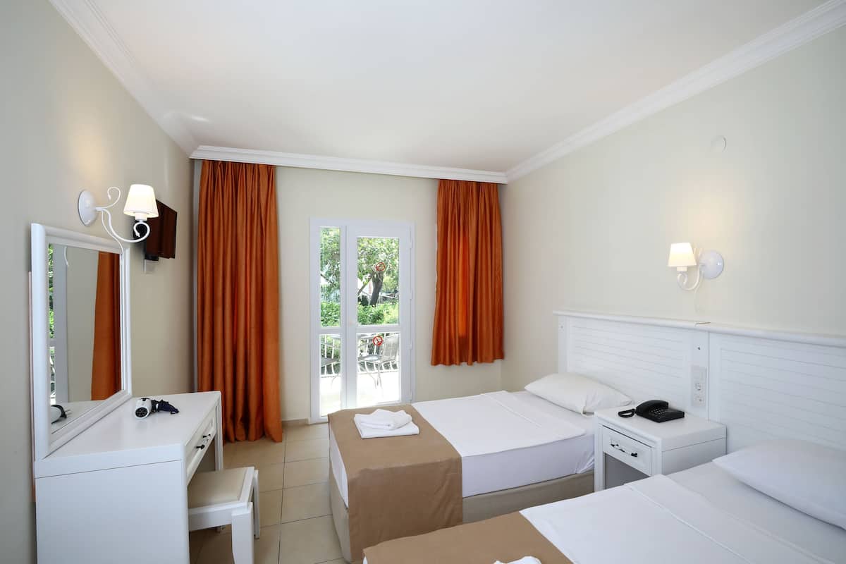 1 bedroom, desk, bed sheets