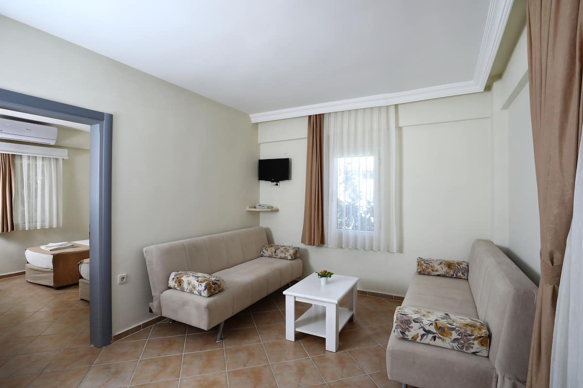 1 bedroom, desk, bed sheets