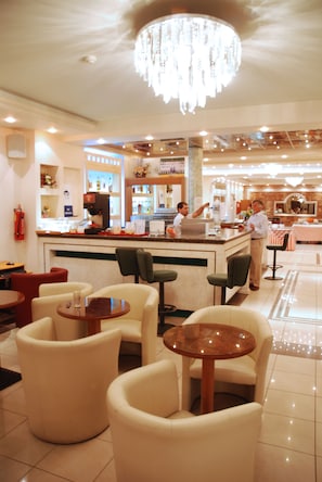 3 bars/lounges, 2 poolside bars