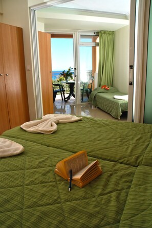 Iron/ironing board, free cots/infant beds, free WiFi, bed sheets - Commodore Complex (Zakynthos)