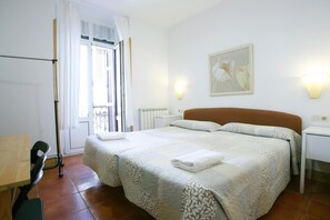 Verdunkelungsvorhänge, schallisolierte Zimmer, Bügeleisen/Bügelbrett