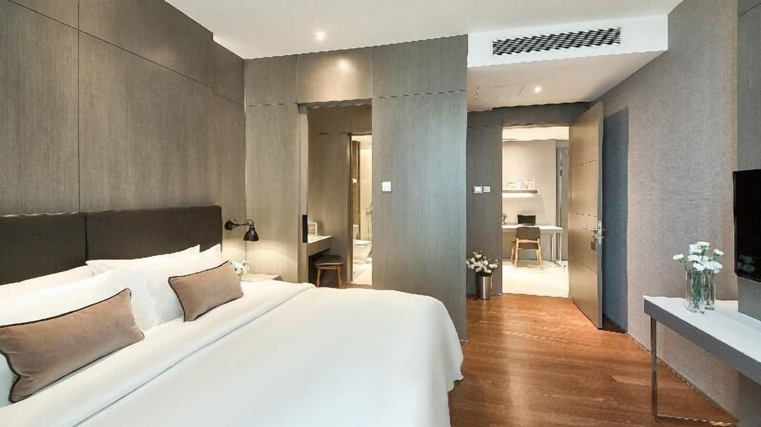 Een kluis op de kamer, een bureau, verduisterende gordijnen, gratis wifi