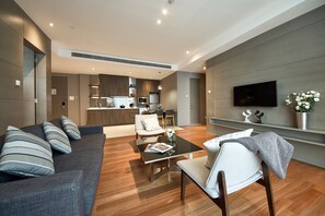 Leilighet – executive, 2 soverom | Oppholdsområde | En 40-tommers LED-TV med Parabol-TV samt TV