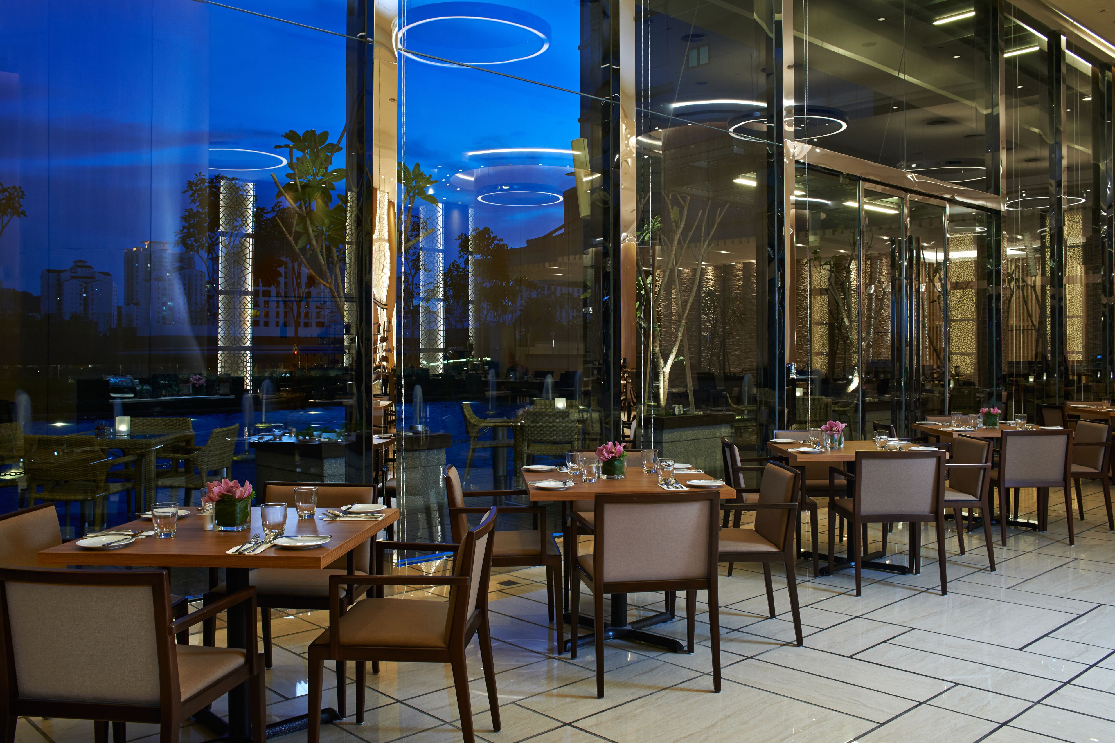 Frokost og lunsj serveres, asiatiske retter