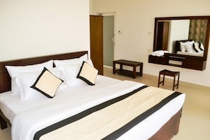 Minibar, desk, soundproofing, rollaway beds - Villa Ocean Dew (Boossa)