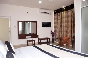 Luxury Double Room | Minibar, desk, soundproofing, rollaway beds