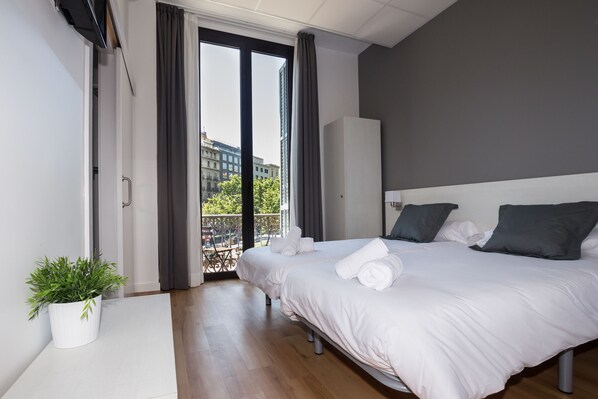 Habitación estándar con 1 cama doble o 2 individuales, balcón, vistas a la ciudad | Caja fuerte, cortinas opacas, sistema de insonorización y wifi gratis