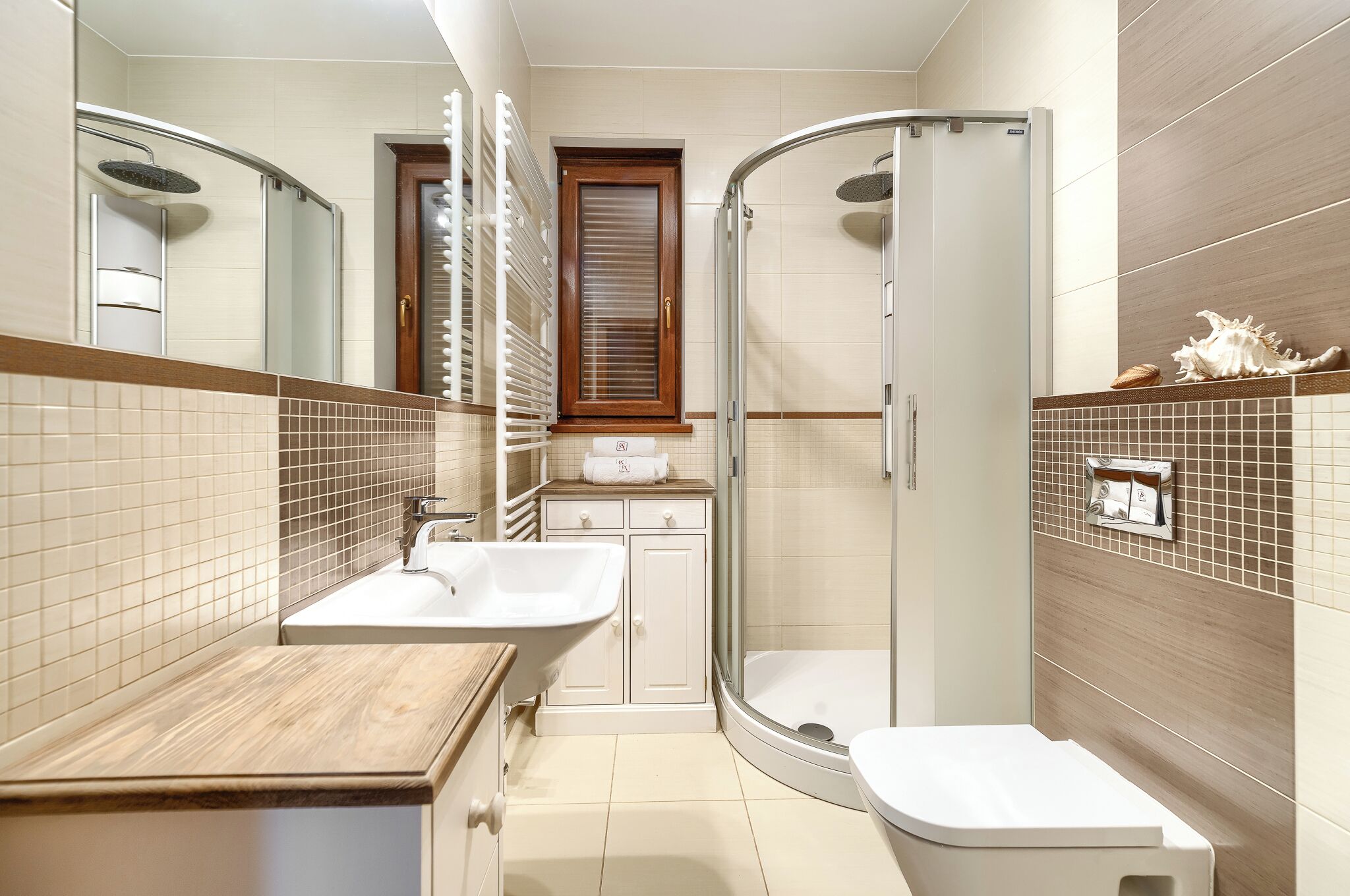 Un baño moderno con ducha, inodoro y lavabo.