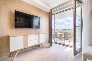 Classic Apartment | Premium bedding, iron/ironing board, free WiFi, bed sheets