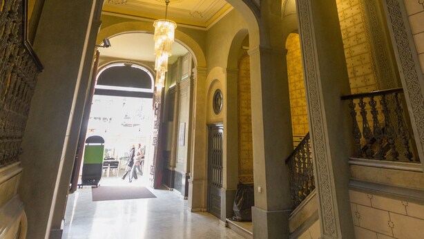 A grand hallway with high ceilings, ornate columns, and a chandelier. - Hostalin Barcelona Pg de Gràcia (Barcelona)