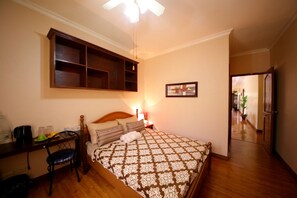 Habitación estándar, 1 habitación, baño privado | Caja de seguridad en la habitación, escritorio y wifi gratis 