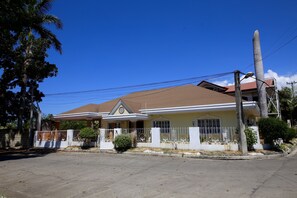 Front of property - Dee Guesthouse - White Sands (Lapu-Lapu)
