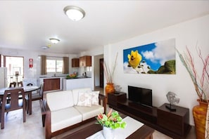 Flat-screen TV - Praslin Holiday Home (Praslin Island)