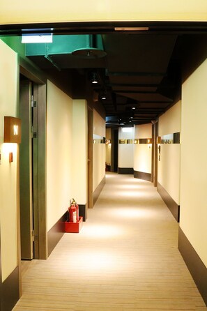 Escritorio, cortinas blackout, sistema de insonorización y wifi gratis 