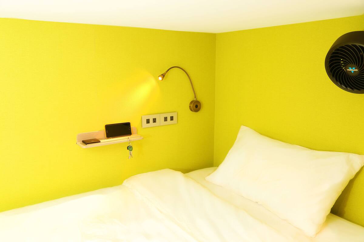 Escritorio, cortinas opacas, sistema de insonorización y wifi gratis
