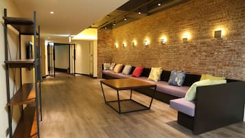 Design Quadruple Room, 1 Bedroom, Shared Bathroom | Living area