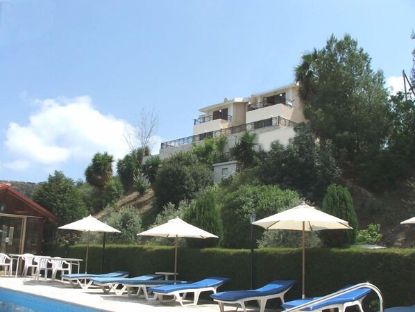 Outdoor pool, pool umbrellas, pool loungers - Ampelokipi Holiday Apartments (Pissouri)