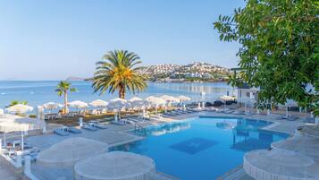 Outdoor pool, free cabanas, pool umbrellas