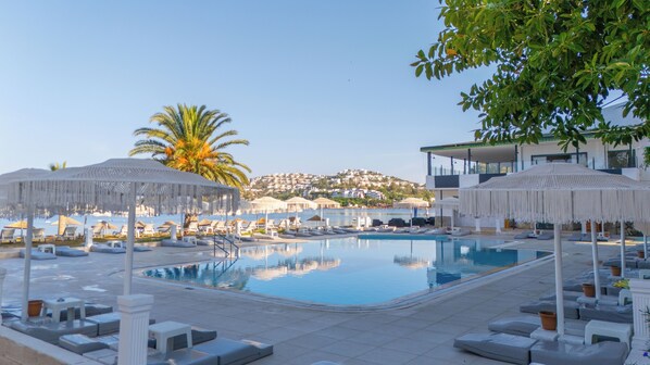 Outdoor pool, free pool cabanas, pool umbrellas