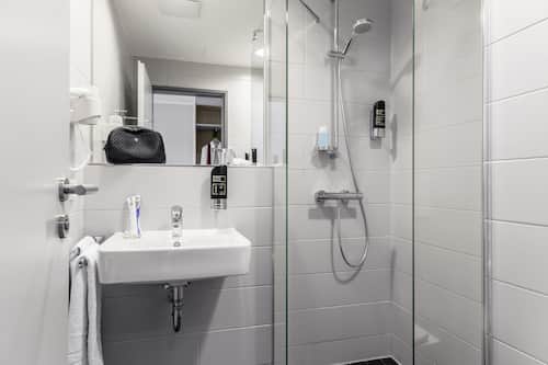Douche, sèche-cheveux, serviettes fournies
