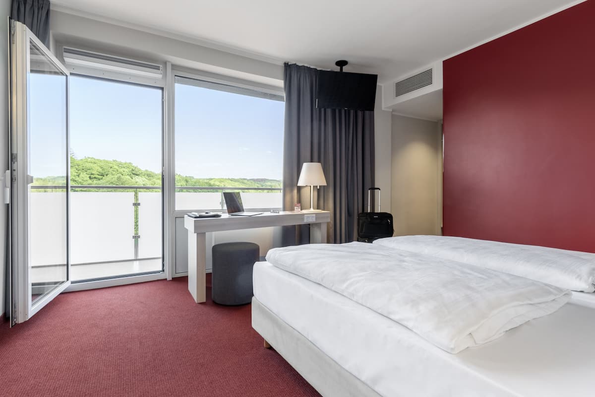 Roupas de cama premium, escrivaninha, cortinas blackout