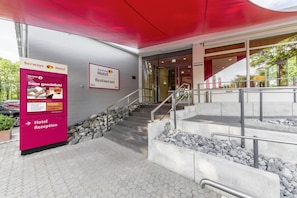 Property entrance - Serways Hotel Remscheid (Remscheid)
