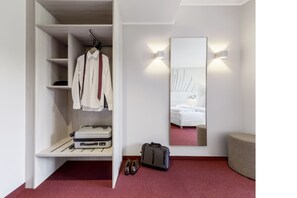 Premium bedding, desk, blackout drapes, soundproofing - Serways Hotel Remscheid (Remscheid)