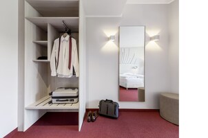 Ropa de cama de alta calidad, escritorio, cortinas opacas