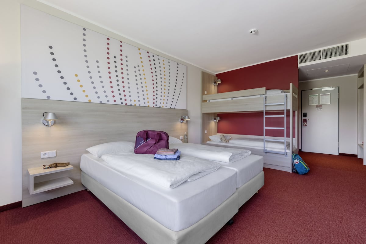 Quarto família, 1 quarto | Roupas de cama premium, escrivaninha, cortinas blackout